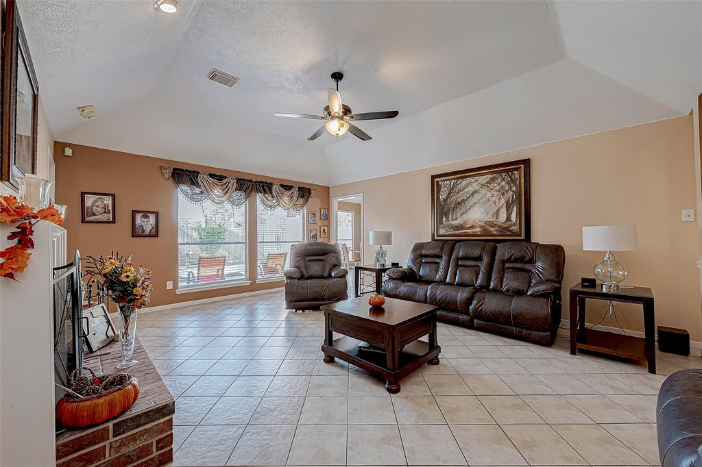 307 S Hampton Court, Highlands, Texas image 4