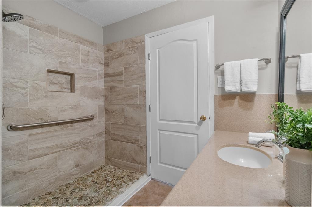 417 Morningside Drive, Friendswood, Texas image 8
