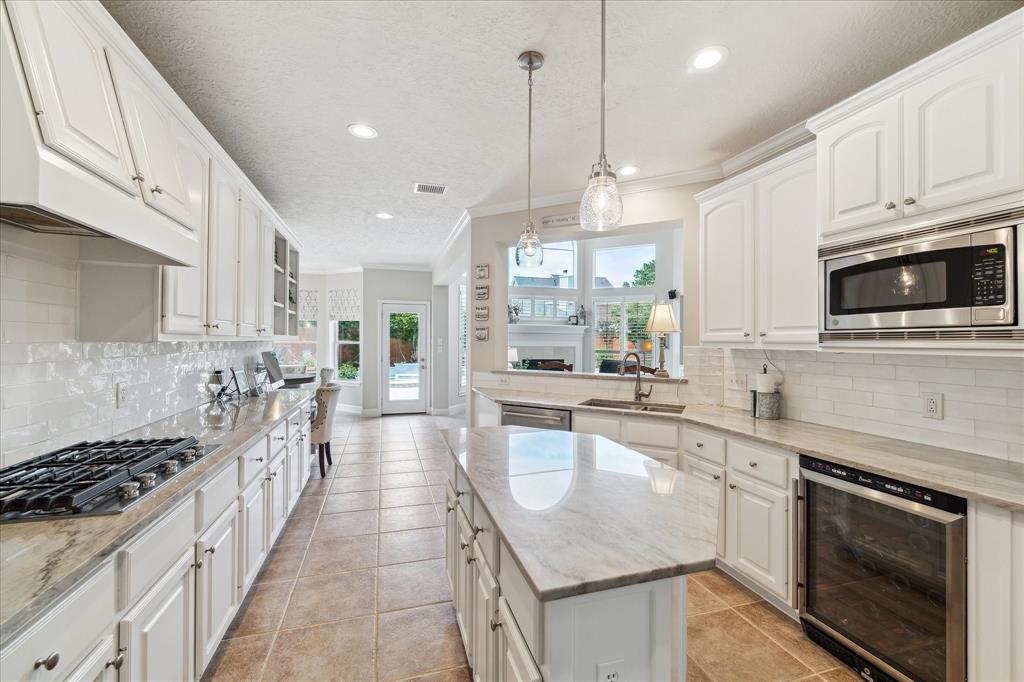 2122 Misty River Trail, Kingwood, Texas image 10