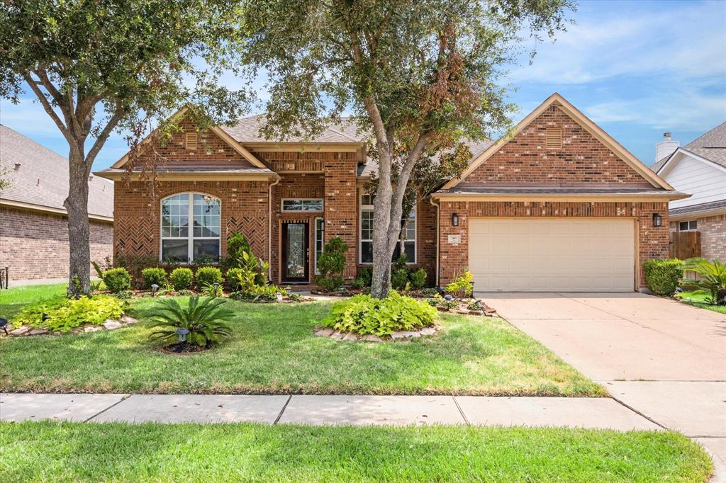 2401 Harbor Chase Drive, Pearland, Texas image 1