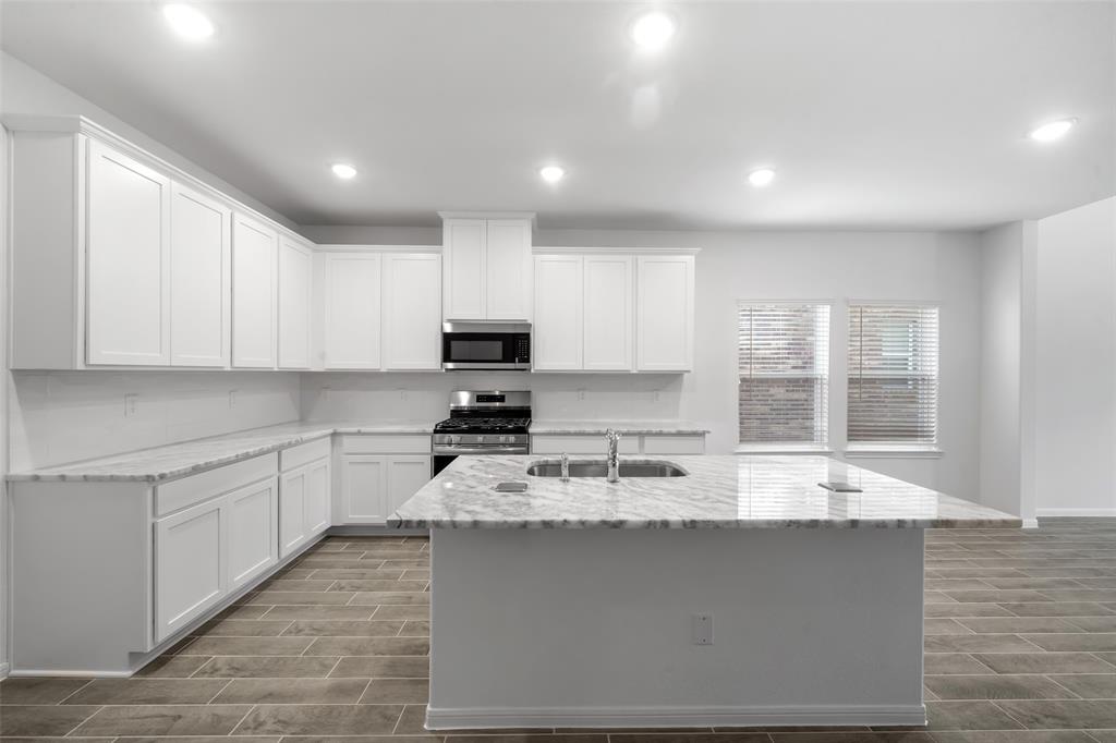 2126 Sanders Brook Drive, Baytown, Texas image 5