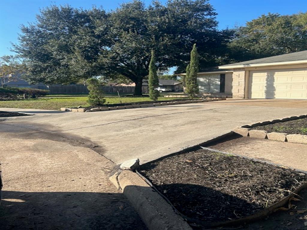 9810 Fernstone Lane, Houston, Texas image 2