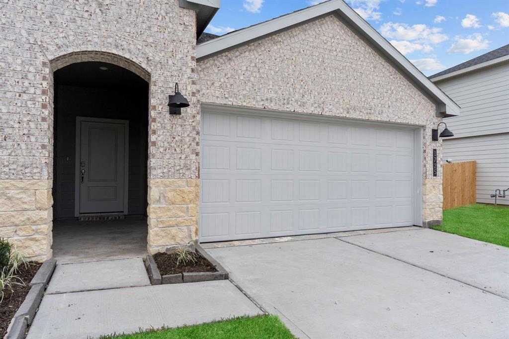 1725 Lilypad Drive, Alvin, Texas image 3