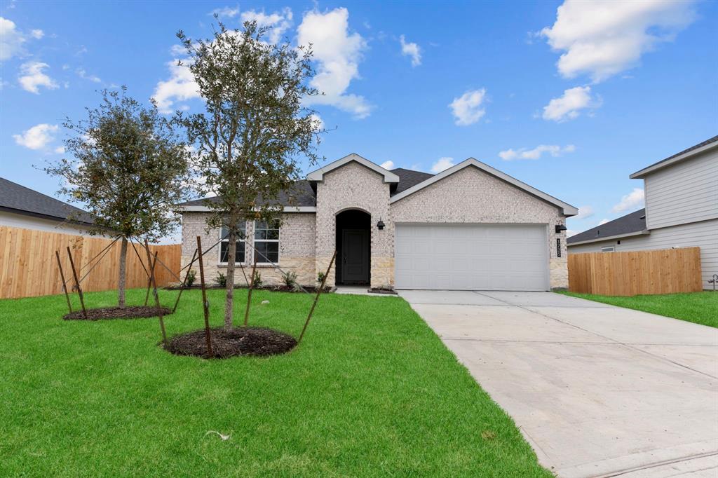 1725 Lilypad Drive, Alvin, Texas image 1