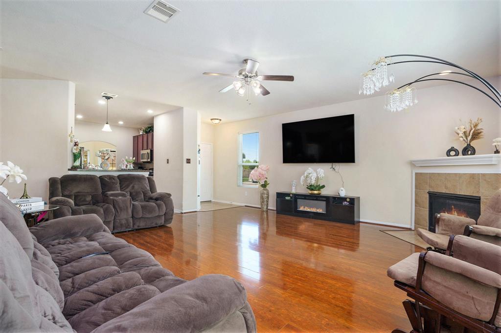 5318 El Tigre Lane, Baytown, Texas image 1