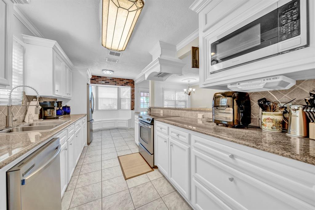 10438 Rustic Gate Road, La Porte, Texas image 12