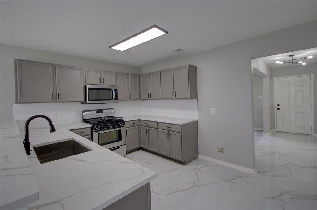 11623 Silent Elm Street, Houston, Texas image 4