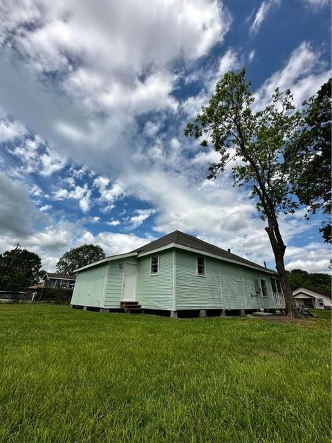 Single Family Residence in Liberty TX 606 Lamar Street 18.jpg