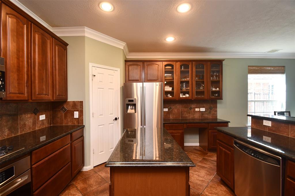 18526 W Laura Shore Drive, Cypress, Texas image 14
