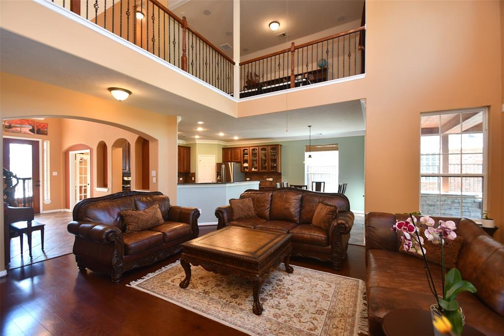 18526 W Laura Shore Drive, Cypress, Texas image 2