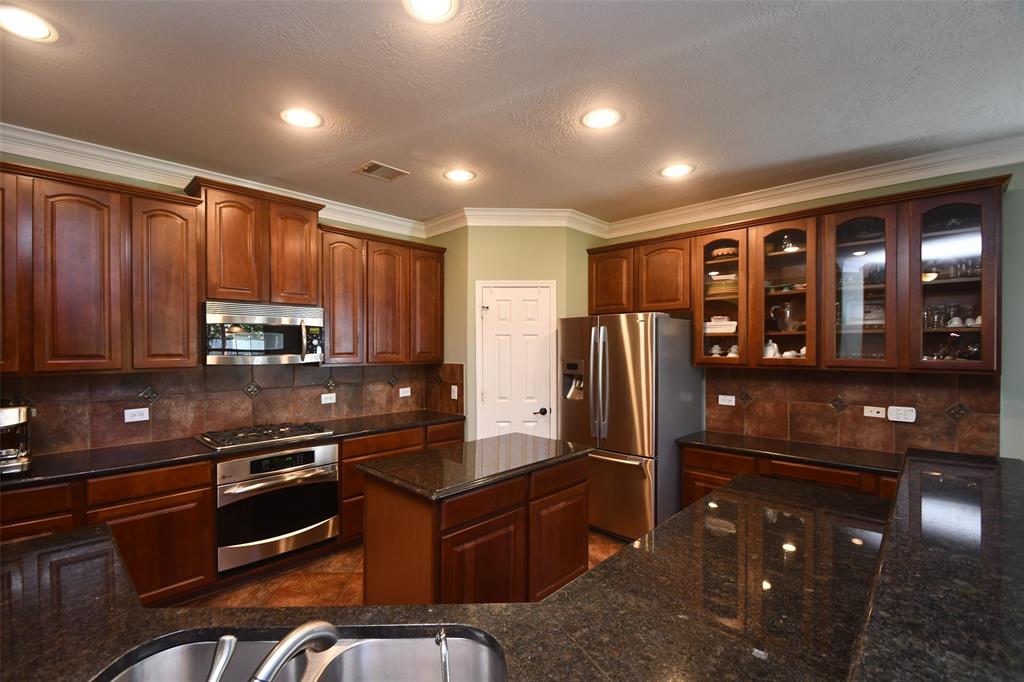18526 W Laura Shore Drive, Cypress, Texas image 8