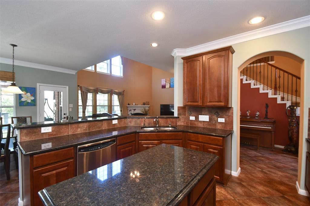 18526 W Laura Shore Drive, Cypress, Texas image 13