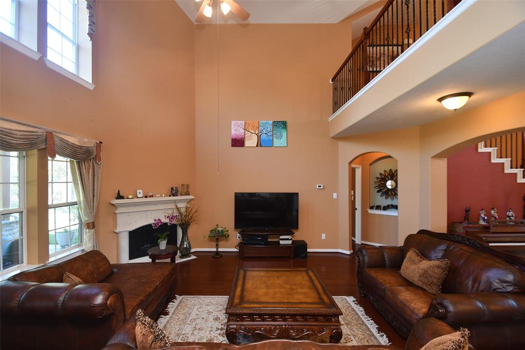 18526 W Laura Shore Drive, Cypress, Texas image 5