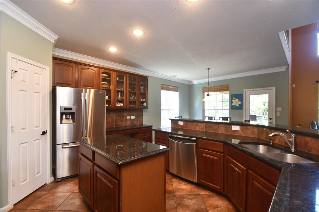 18526 W Laura Shore Drive, Cypress, Texas image 11