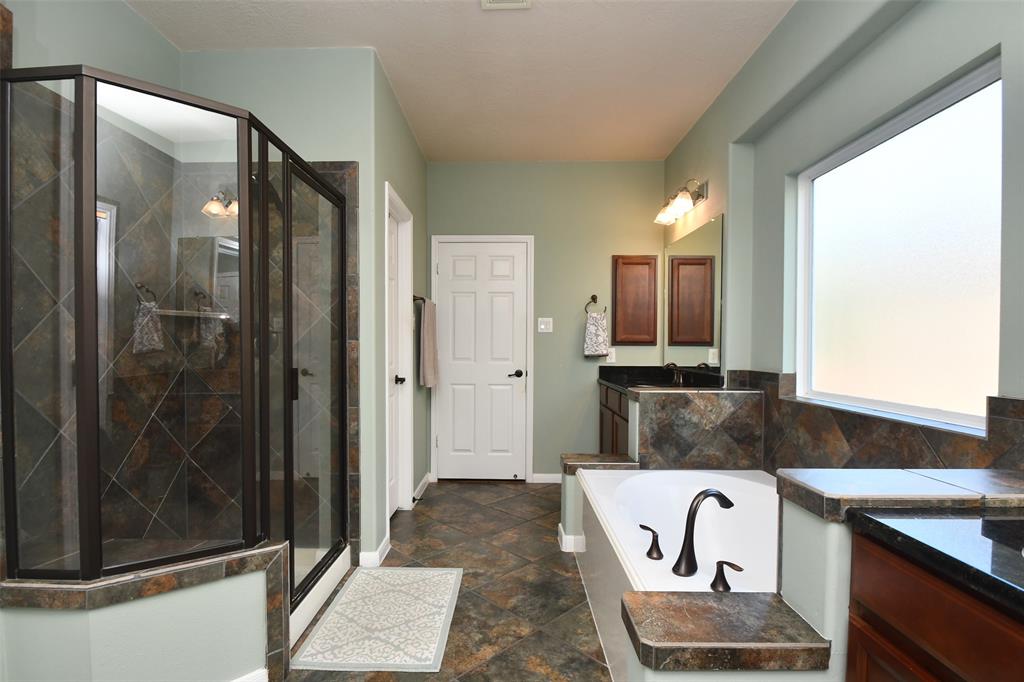 18526 W Laura Shore Drive, Cypress, Texas image 24