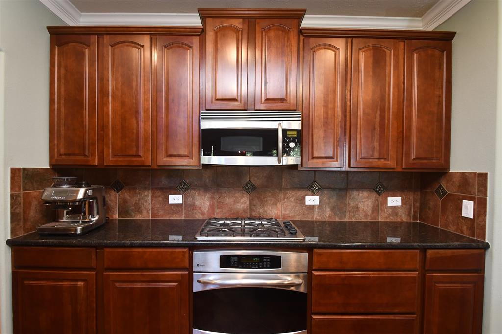 18526 W Laura Shore Drive, Cypress, Texas image 9