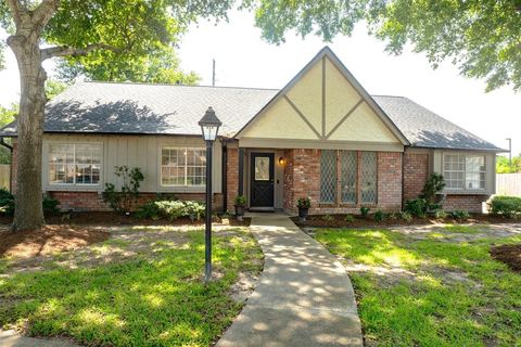 Single Family Residence in Houston TX 8410 Forestside Lane.jpg