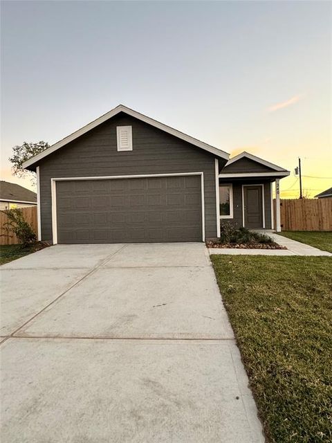 A home in Angleton