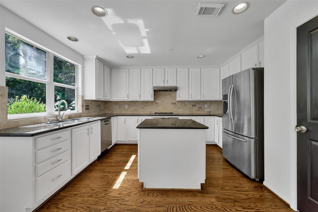 7 E Gaslight Place, The Woodlands, Texas image 4