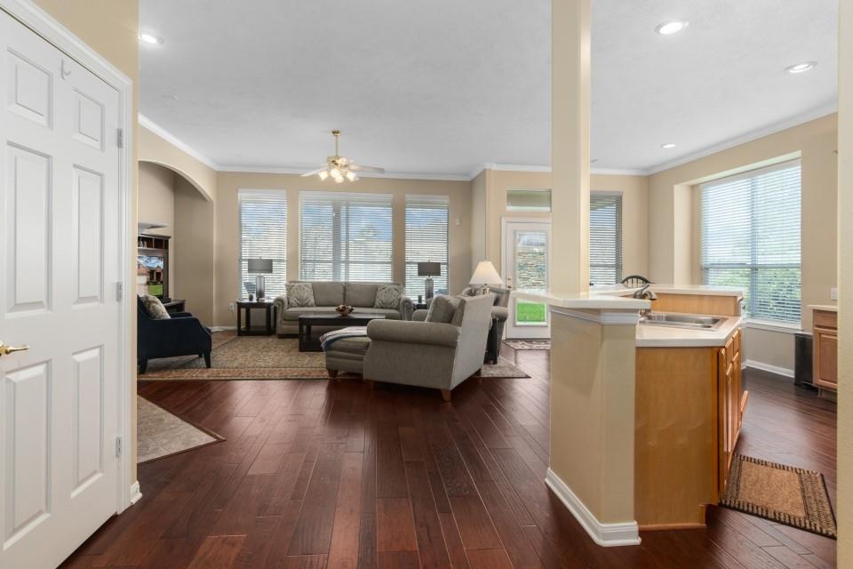 2328 S Venice Drive, Pearland, Texas image 6
