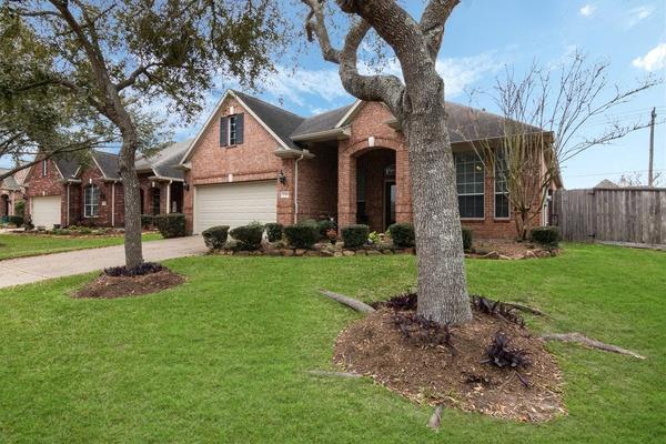 2328 S Venice Drive, Pearland, Texas image 2