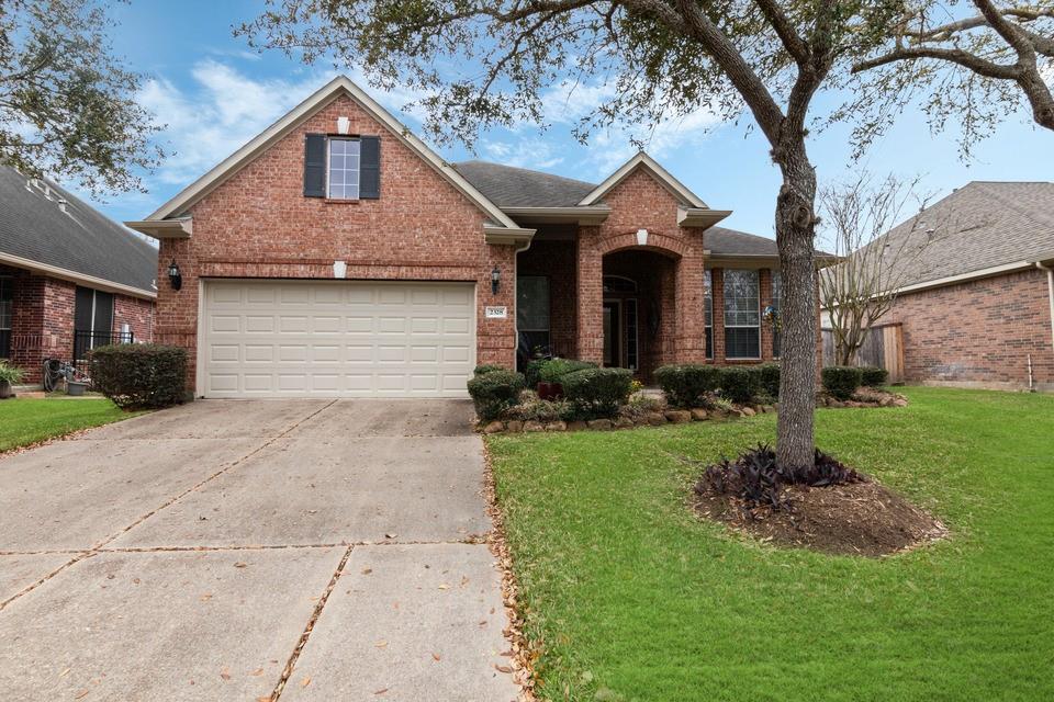 2328 S Venice Drive, Pearland, Texas image 1