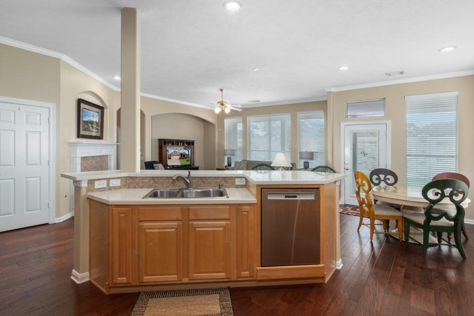 2328 S Venice Drive, Pearland, Texas image 12