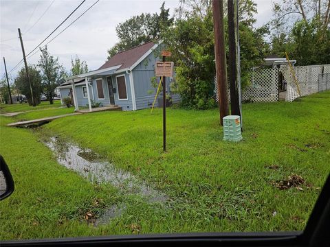 A home in Angleton