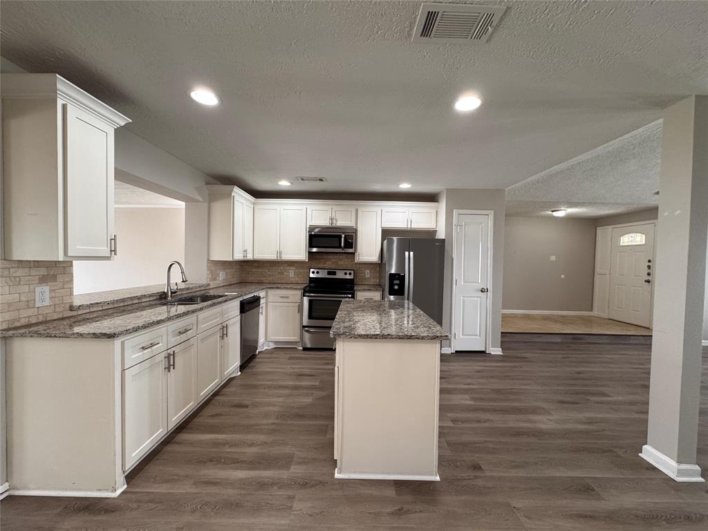 2414 Stillmeadow Drive, Missouri City, Texas image 6