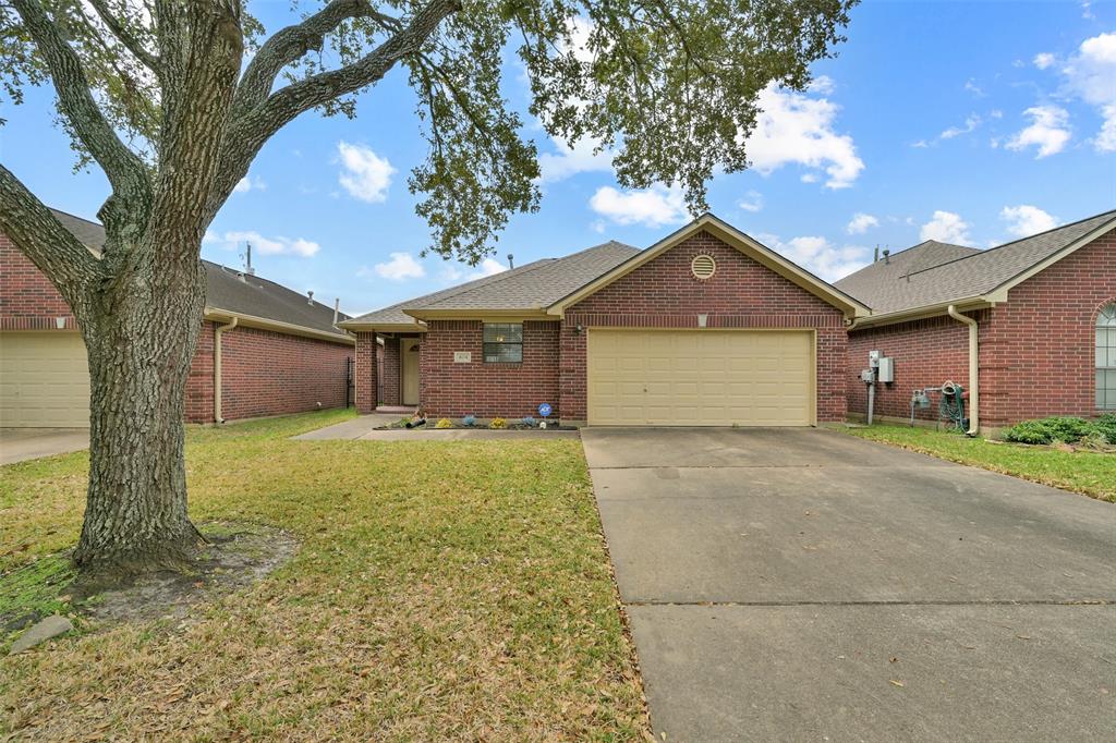 404 Live Oak Lane, Friendswood, Texas image 1