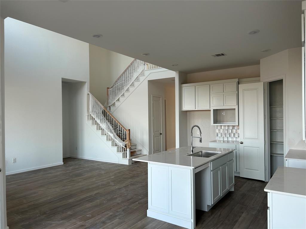 2519 Precious Coral Drive, Rosharon, Texas image 3