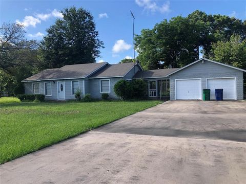 A home in Angleton