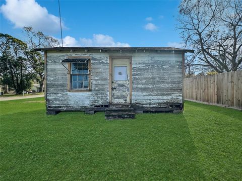 A home in Angleton