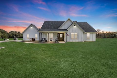 2016 E Grand Oaks Drive Alleyton TX 78935