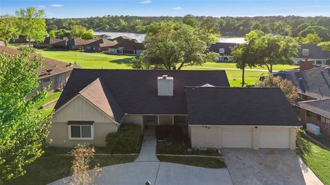 Single Family Residence in Huntsville TX 400 Brookhollow Drive.jpg