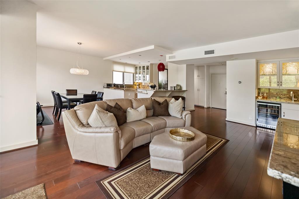 49 Briar Hollow Lane 206