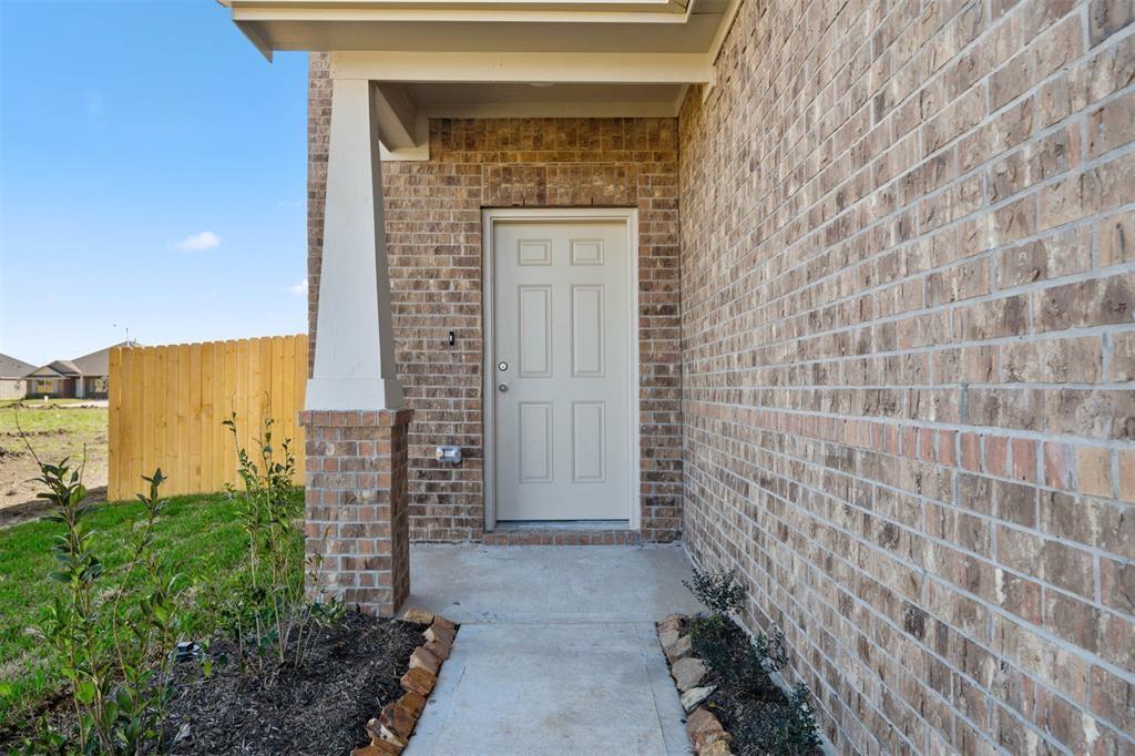 3235 Falling Brook Drive, Baytown, Texas image 3