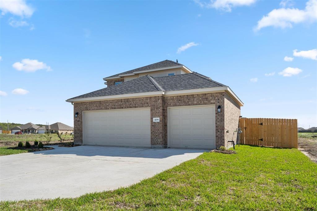 3235 Falling Brook Drive, Baytown, Texas image 1