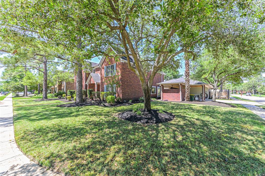 2102 Limrick Drive, Pearland, Texas image 4