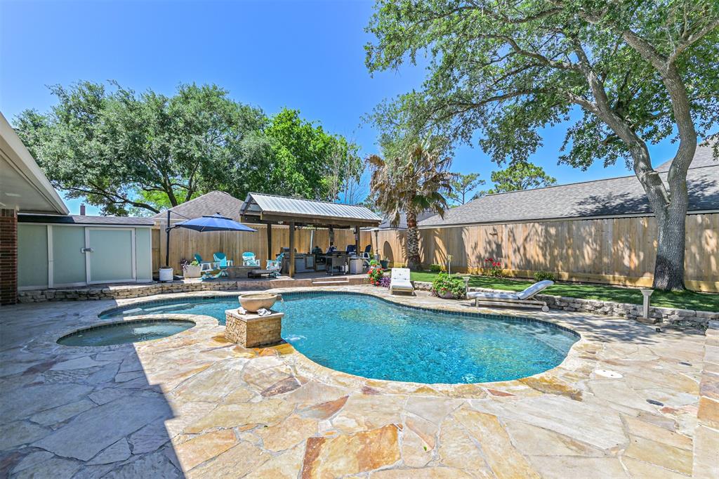 2102 Limrick Drive, Pearland, Texas image 33