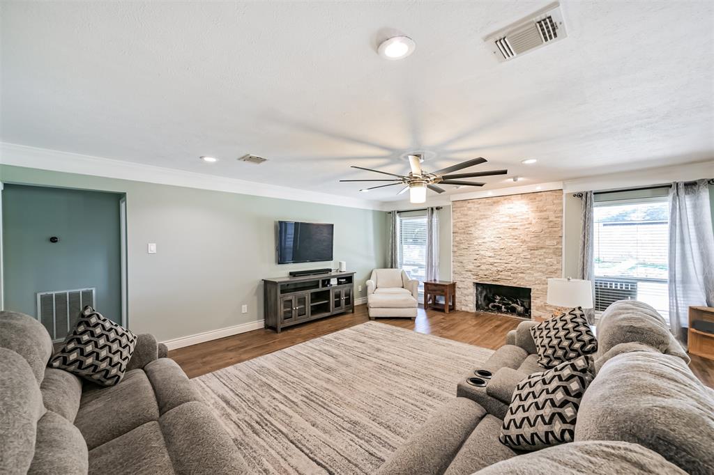 2102 Limrick Drive, Pearland, Texas image 8
