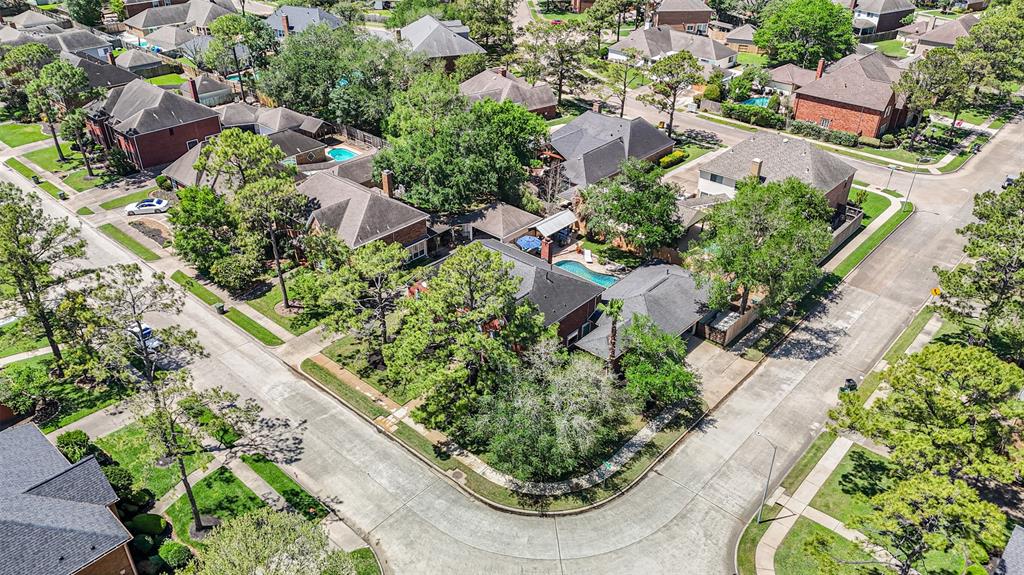 2102 Limrick Drive, Pearland, Texas image 3