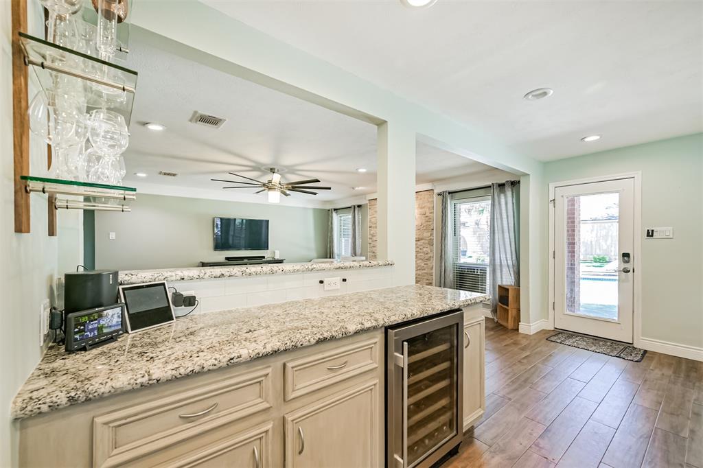 2102 Limrick Drive, Pearland, Texas image 13