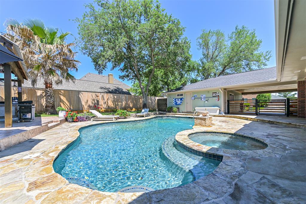 2102 Limrick Drive, Pearland, Texas image 35