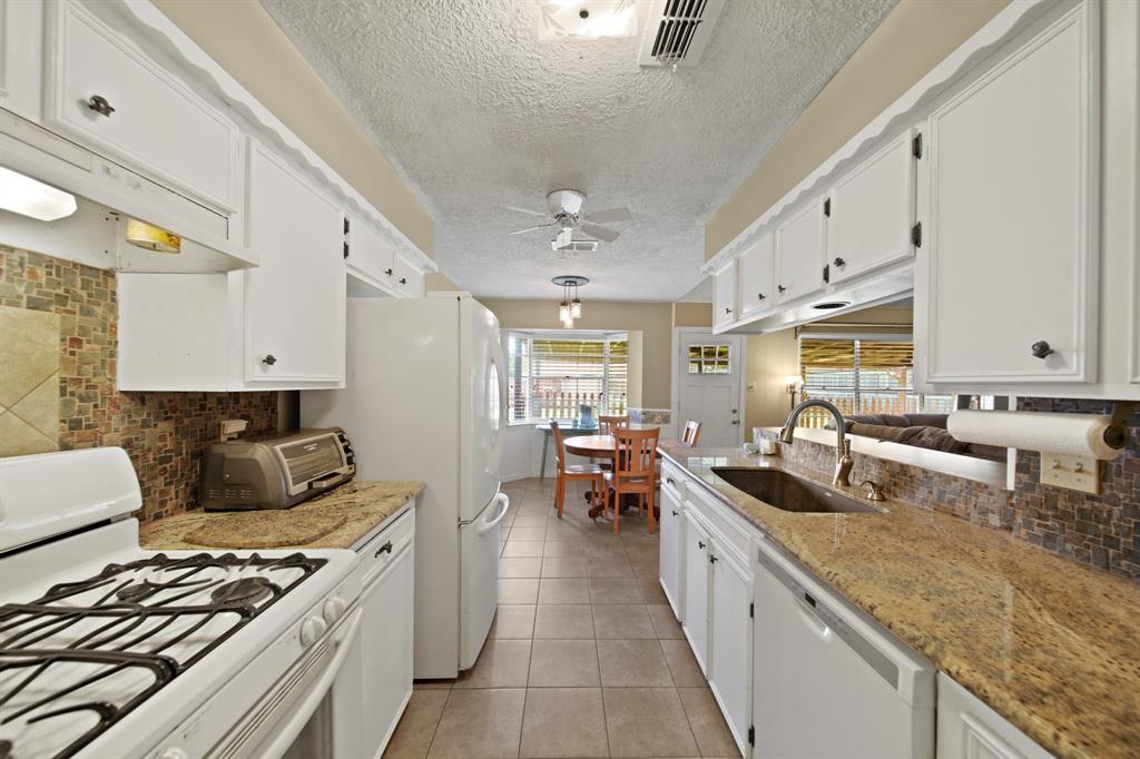 5111 Halbert Drive, Pearland, Texas image 9