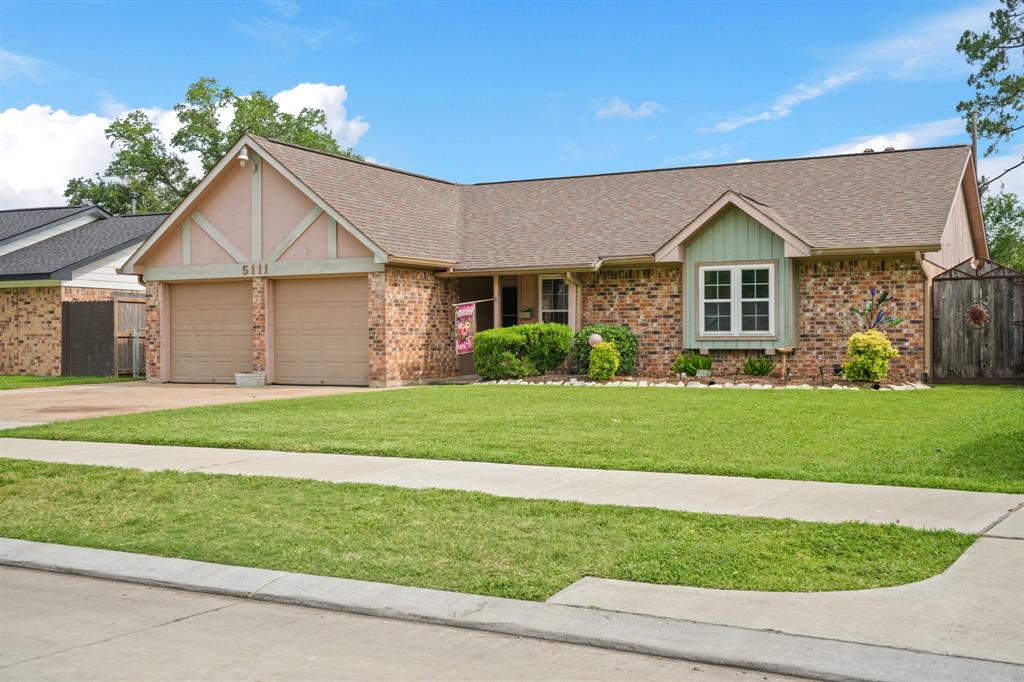 5111 Halbert Drive, Pearland, Texas image 2