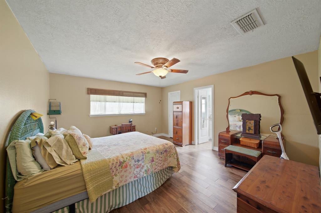 5111 Halbert Drive, Pearland, Texas image 12