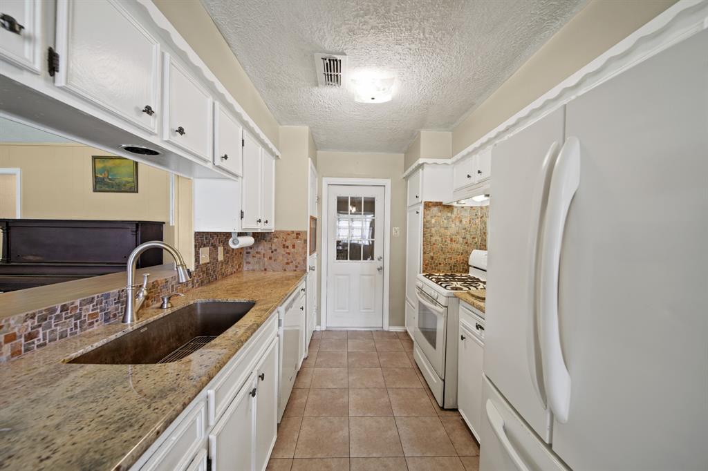 5111 Halbert Drive, Pearland, Texas image 8