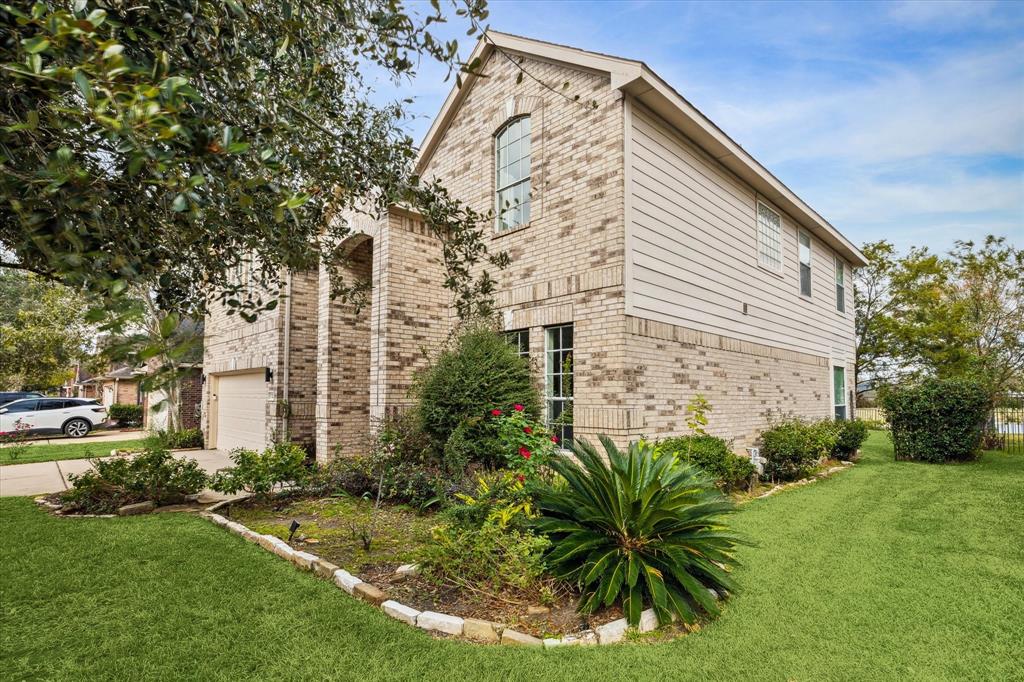 722 N Elder Grove Drive, Pearland, Texas image 2