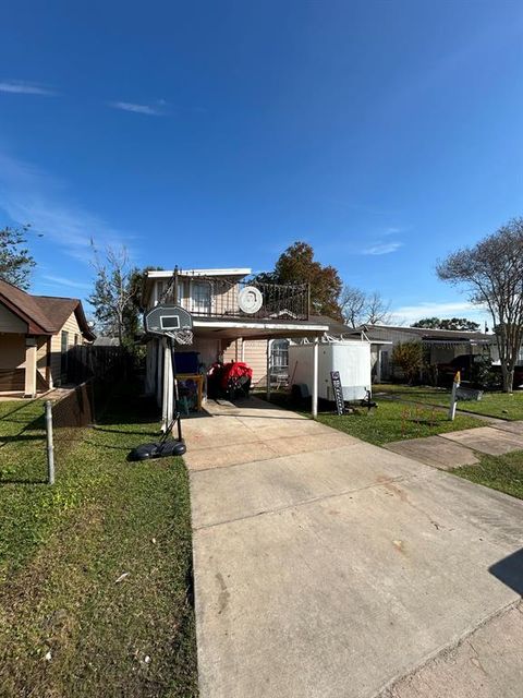 A home in South Houston